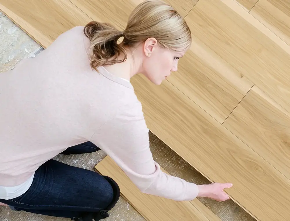 Installer fitting click-lock wood-look plank flooring by hand